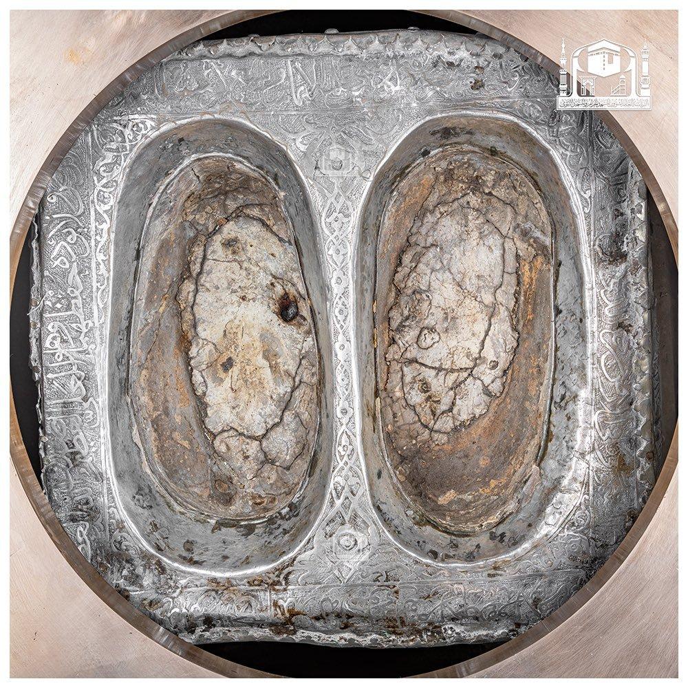 Pilgrims praying behind Maqam Ibrahim